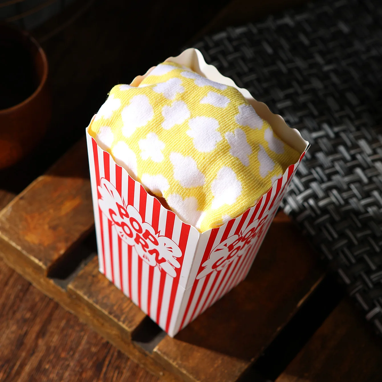 1 Pair of Unisex Mid-Calf Socks, Novelty and Fun Popcorn Gift Box Socks, Creative Socks, Fashionable Style, Comfortable and Breathable, Suitable for Parties, Casual Wear, Valentine's Day, Halloween, Birthdays, Christmas, New Year, Thanksgiving, Autumn and Winter, All-Season Styles, Creative Gift Box