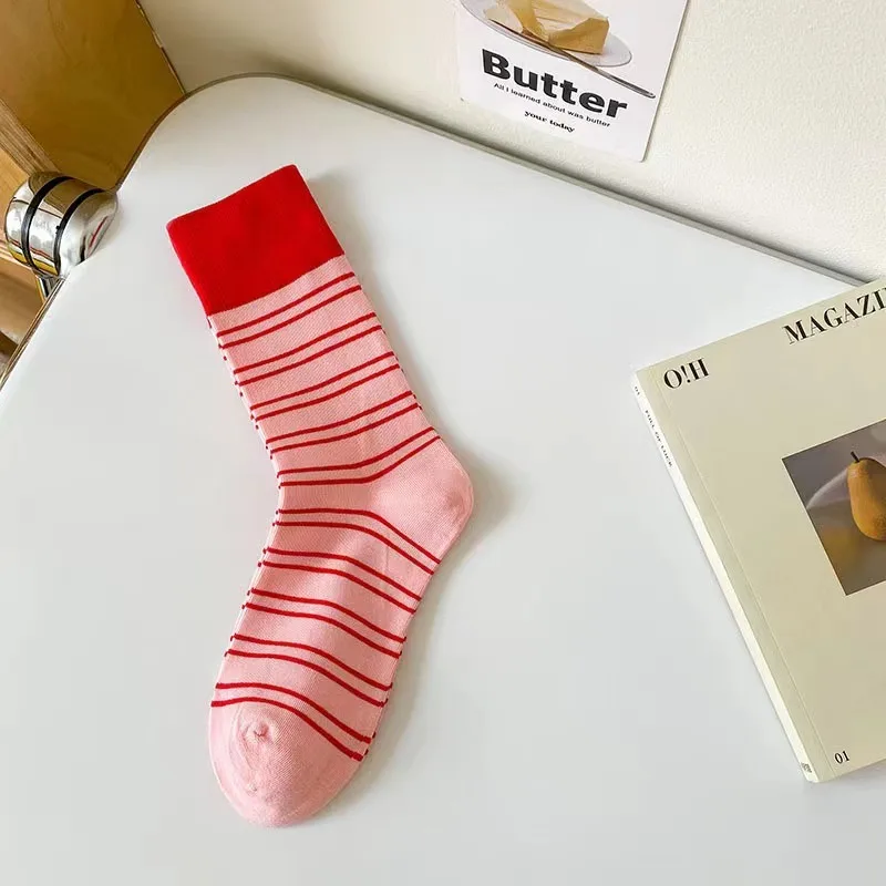 ถุงเท้าข้อสูง 6 คู่ ถุงเท้าผู้หญิงแบบกลาง ชุดถุงเท้าฤดูร้อน ระบายอากาศได้ดี สบายๆ ลายทางหลากสี ถุงเท้ากลางน่องสำหรับฤดูใบไม้ผลิและฤดูใบไม้ร่วง สำหรับสาวๆ