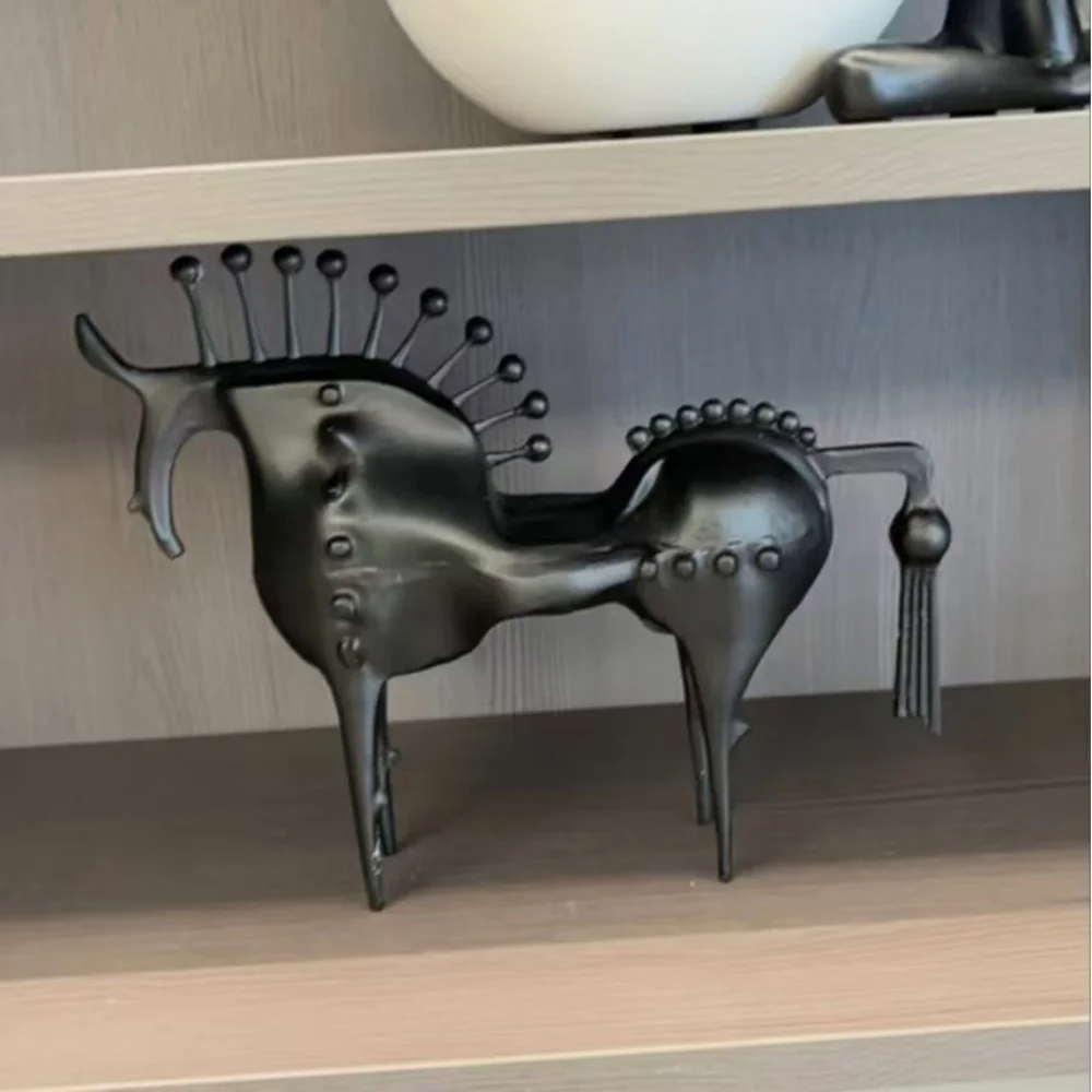 

Decor Figurines Abstraction Horseradish Horse Figurine Metal Handicraft Miniatures Artificial Animal Sculpture Home Decoration