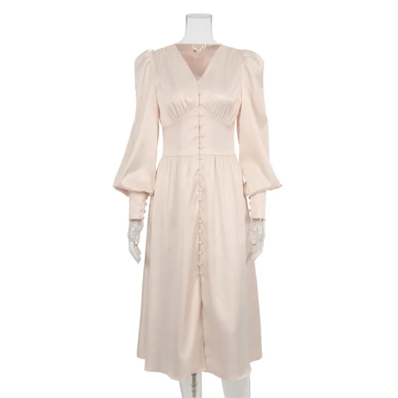 Długa sukienka damska na jesień/zimę 2025, dekolt w serek, satynowa, z podkreśloną talią, kopertowa, w stylu retro.