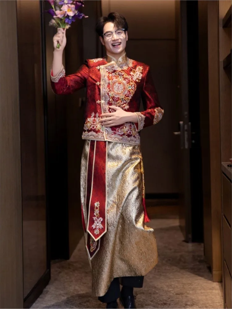 

The groom's wedding dress is a traditional Chinese attire wine red toasting and men's