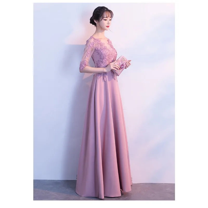 فستان كورال جديد لخريف 2025 للنساء بياقة على شكل v وأكمام طويلة أنيق طويل نمط الاجتماع السنوي فستان المضيف فستان خفيف أنيق