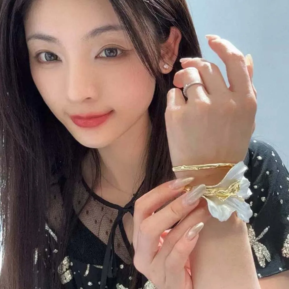 

Classical Openable Tulip Bangle Exaggerated Armlet Golden and White Bangle French Style Irregular Women's Wrist Jewelry Daily