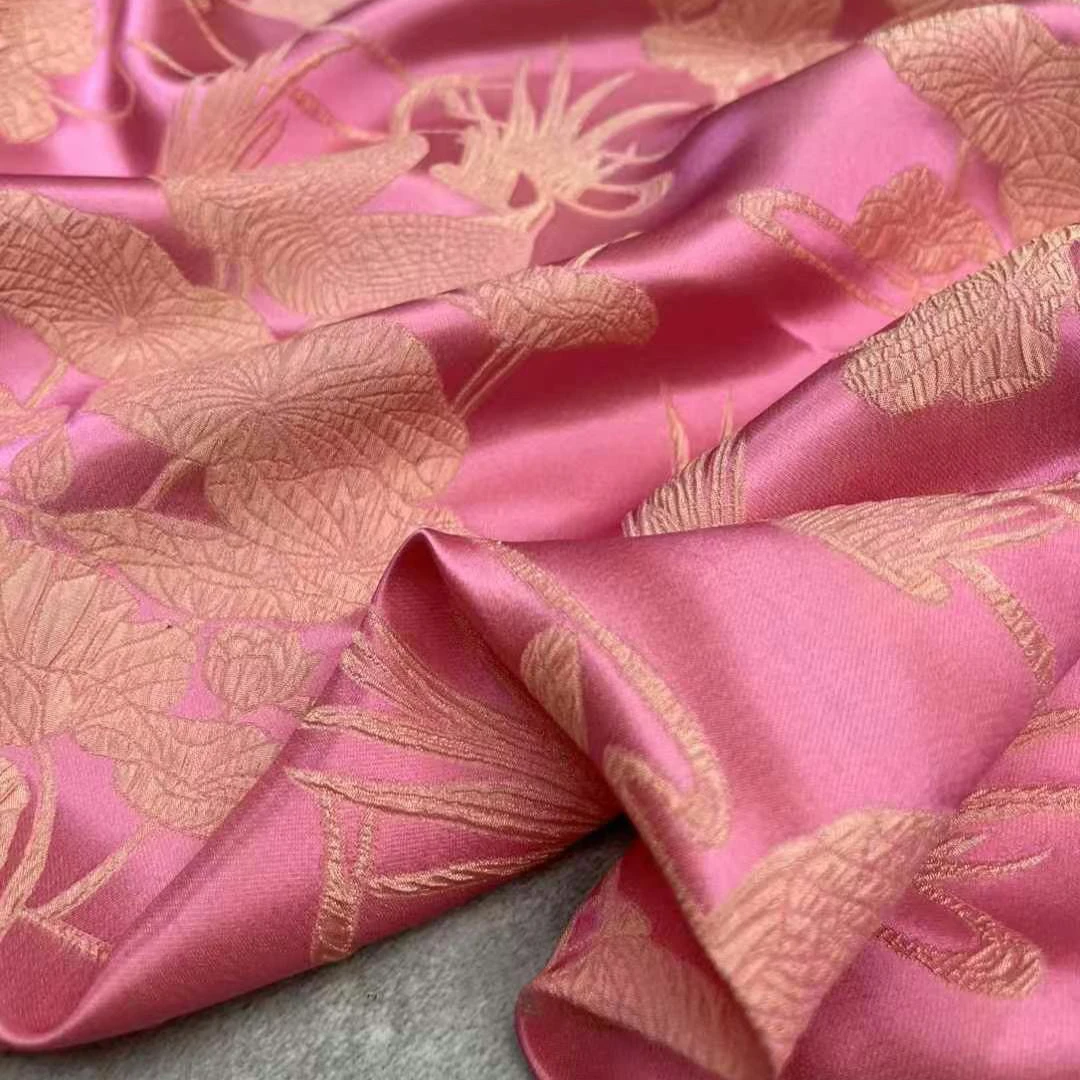 

Жаккардовая шелковая ткань с листьями лотоса шириной 140 см, ширина 28 мм, на весну и лето, розовая куртка с конским лицом, материал для шитья своими руками, R1891