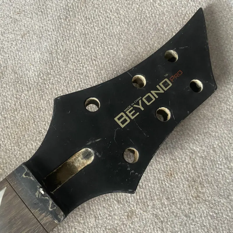 

MN842 ‌24-Fret Floyd Rose Tremolo Guitar Neck - 3+3 Tuner Configuration, Sharktooth Inlays, Maple with Rosewood Fingerboard