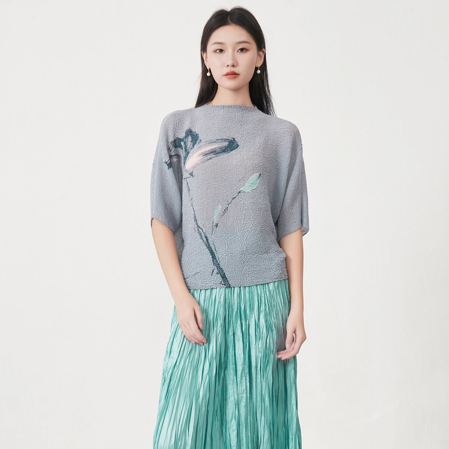 

Плиссированный топ Miyake, летняя футболка с рукавами «летучая мышь», свободная повседневная рубашка из полиэстера с принтом, женский модный топ