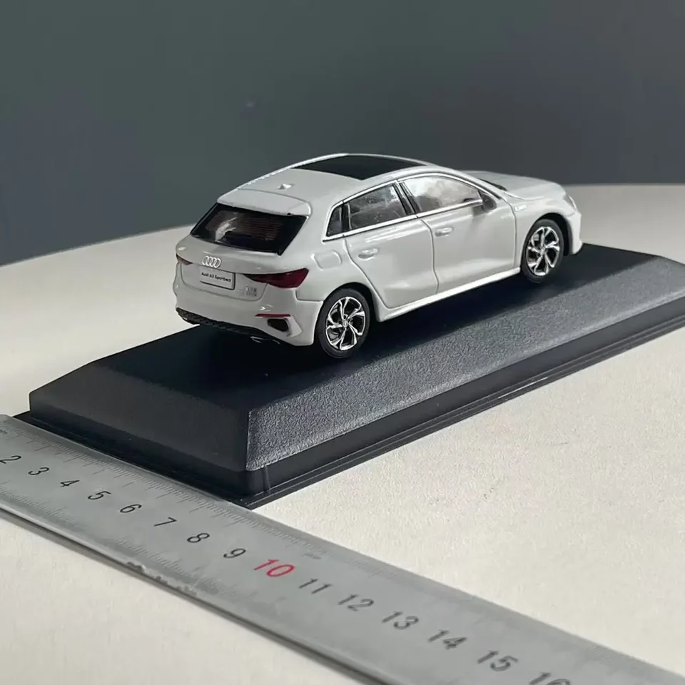 Audi A3 Sportback ホワイト　ミニカー　1/18 1/18 Dealer Edition Audi A3 Sportback (White) Diecast Car Model