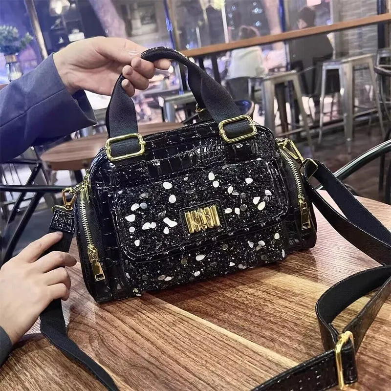 Crocodile-patterned diamond-set women bag 2026 new model. Leather handbag with shoulder strap multiple pockets Luxurious design