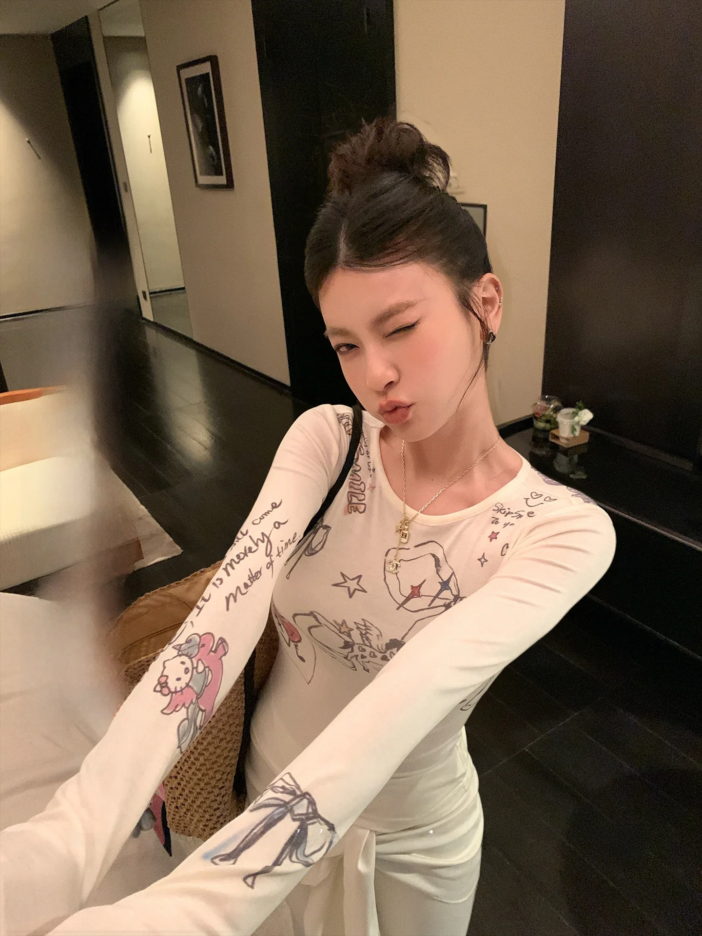 

Комплект LIONE: футболка с длинным рукавом и принтом граффити, облегающие эластичные брюки с узлами, повседневный летний стиль для женщин