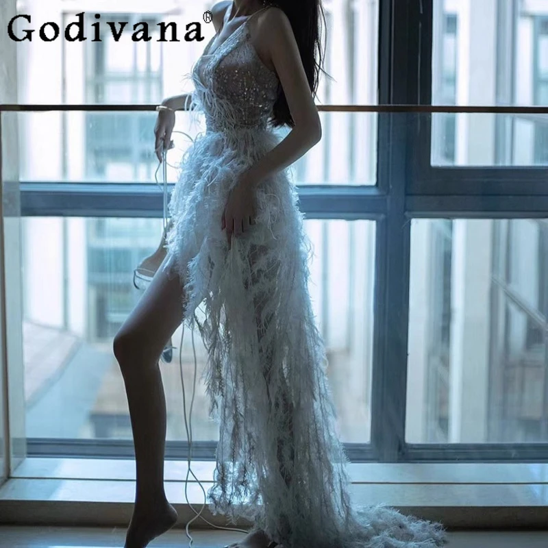 Vestido de fiesta de hadas de plumas de lujo francés para mujer, vestido de temperamento de diosa con tirantes de lentejuelas blancas, vestido de vacaciones de verano para mujer