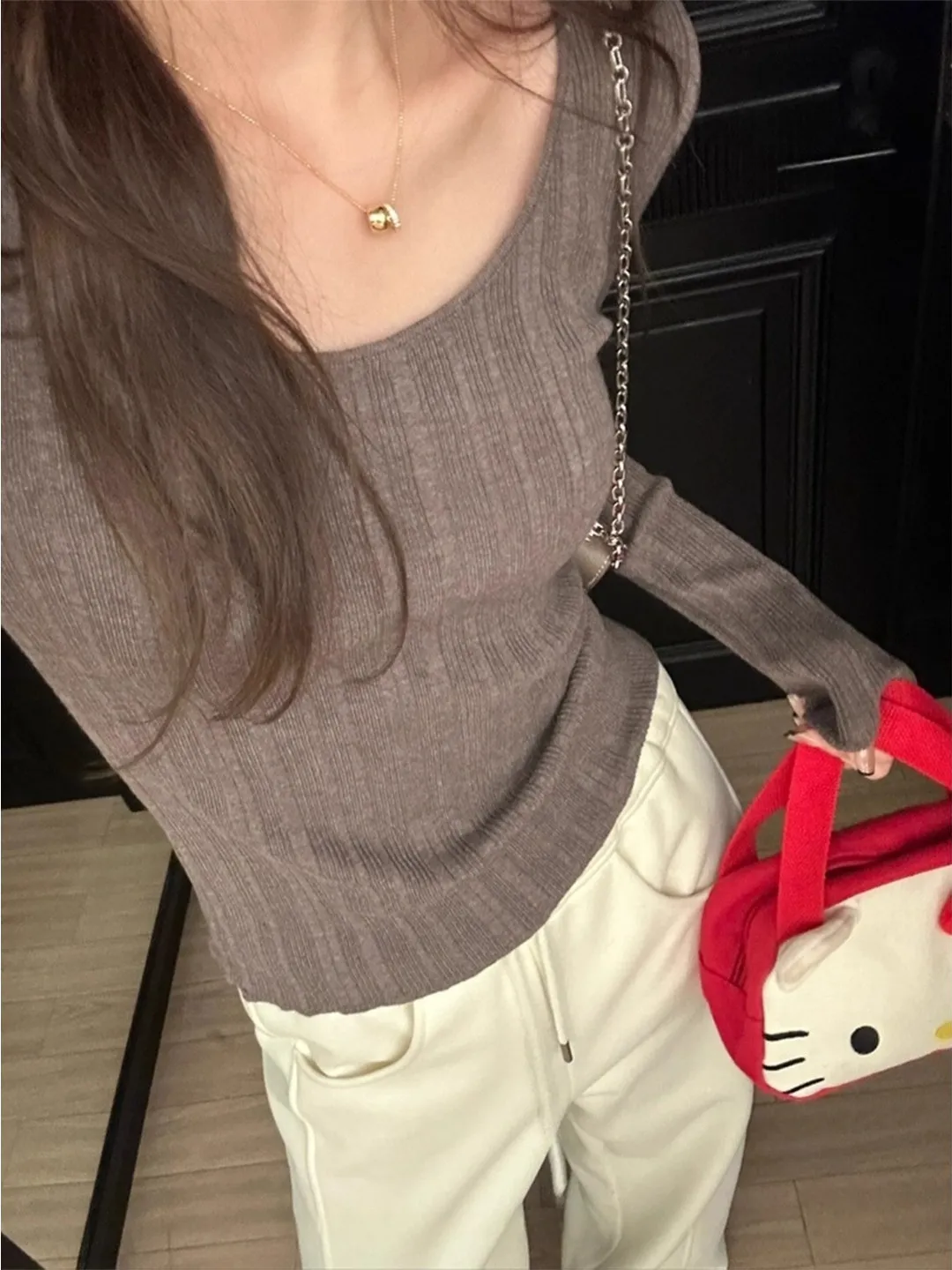 Koreańska koszulka damska z długim rękawem, w paski, dopasowana, dzianinowa, bazowa, idealna jako bielizna na jesień 2025.