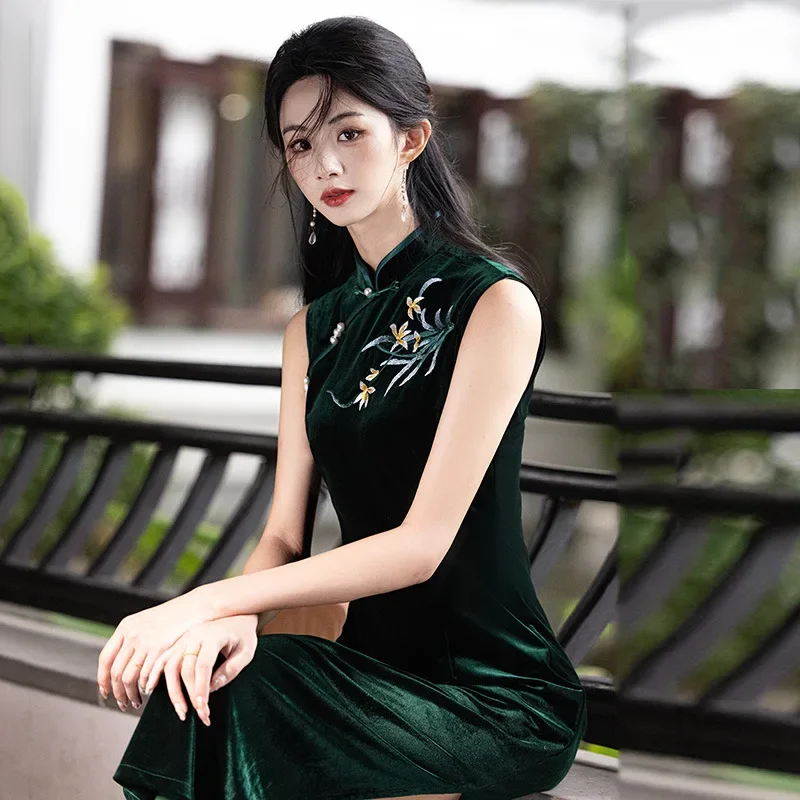 Embroidered Green Velvet Sleeveless Chinese Style Long Cheongsam 2024 New Young Women Retro Slim Temperament Dress Qipao