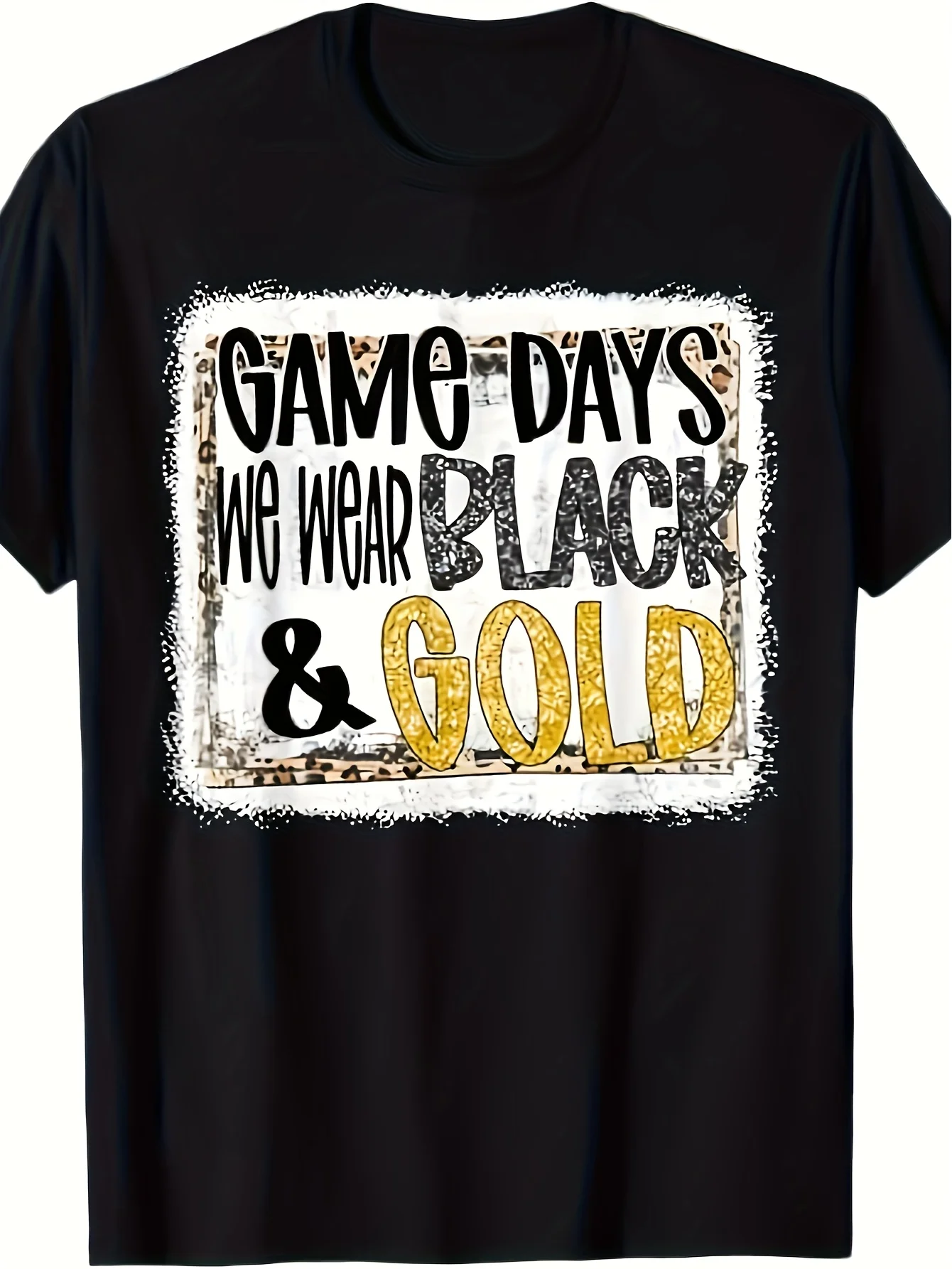 تي شيرت "Game Day Football" We Wear تي شيرت School Spirit باللون الأسود والذهبي، 100% قطن 220 جرام