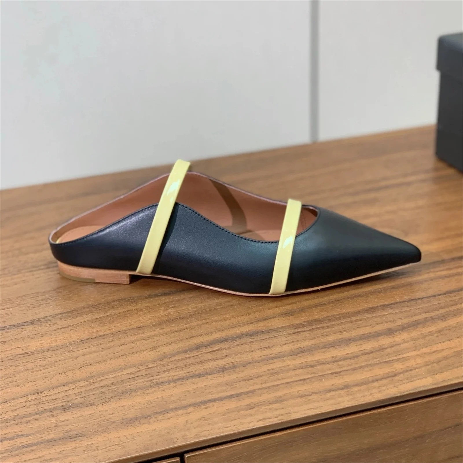 Top Qualität Designer Echtes Leder Spitz-Toe Flache Ferse Frau Hausschuhe Maultiere Rutschen Schnalle-Riemen Outdoor Hausschuhe Boote mujer