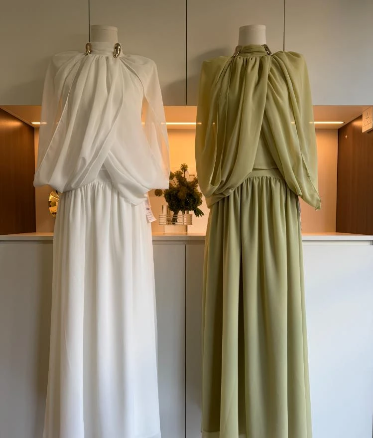 

Женский элегантный комплект из двух предметов: однотонная блузка с воротником-стойкой и длинная юбка