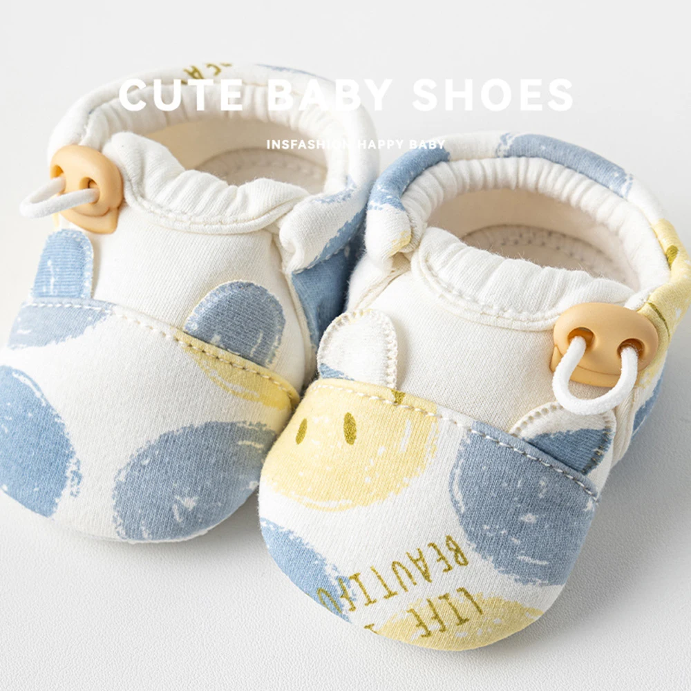 أحذية أطفال غير قابلة للانزلاق للأولاد والبنات صنادل مطبوعة على شكل حيوان الدب اللطيف من القطن بنعل ناعم لحديثي الولادة حذاء للأطفال حديثي الولادة يسمح بمرور الهواء