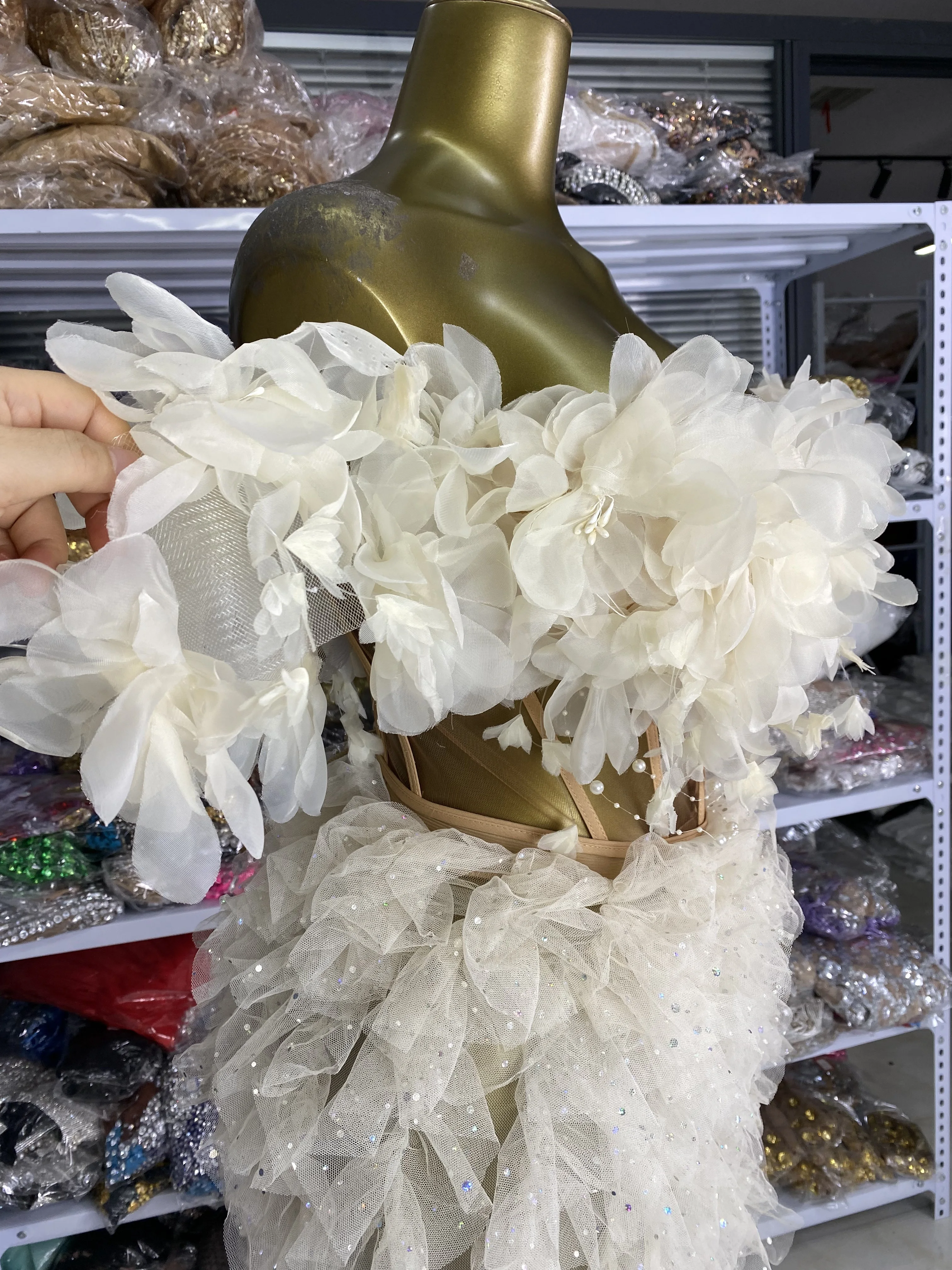 ชุดออกงานกลางคืนสำหรับผู้หญิง เสื้อครอปเปิดไหล่ประดับดอกไม้ พร้อมกระโปรงผ่าข้างแบบอสมมาตร ชุดเซ็ต 2 ชิ้น สำหรับถ่ายรูปวันเกิด