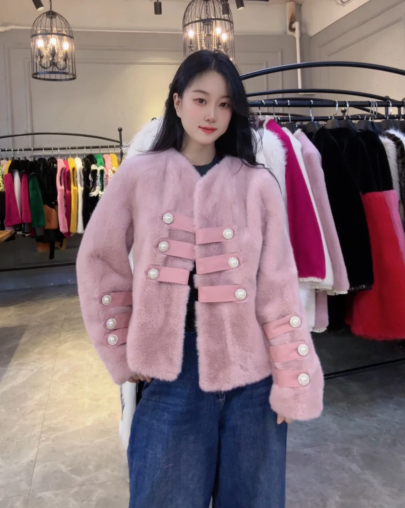 2025 겨울 신상 따뜻한 숏 퍼 코트 여성 궁전 스타일 패셔너블 우아한 진주 핑크 퍼 재킷 여성 의류