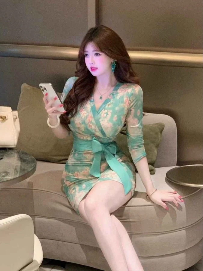 

Новинка весенней коллекции: Женское повседневное платье больших размеров с V-образным вырезом, длинным рукавом, завышенной талией, поясом, в французском стиле, с принтом, для стройнящего эффекта.