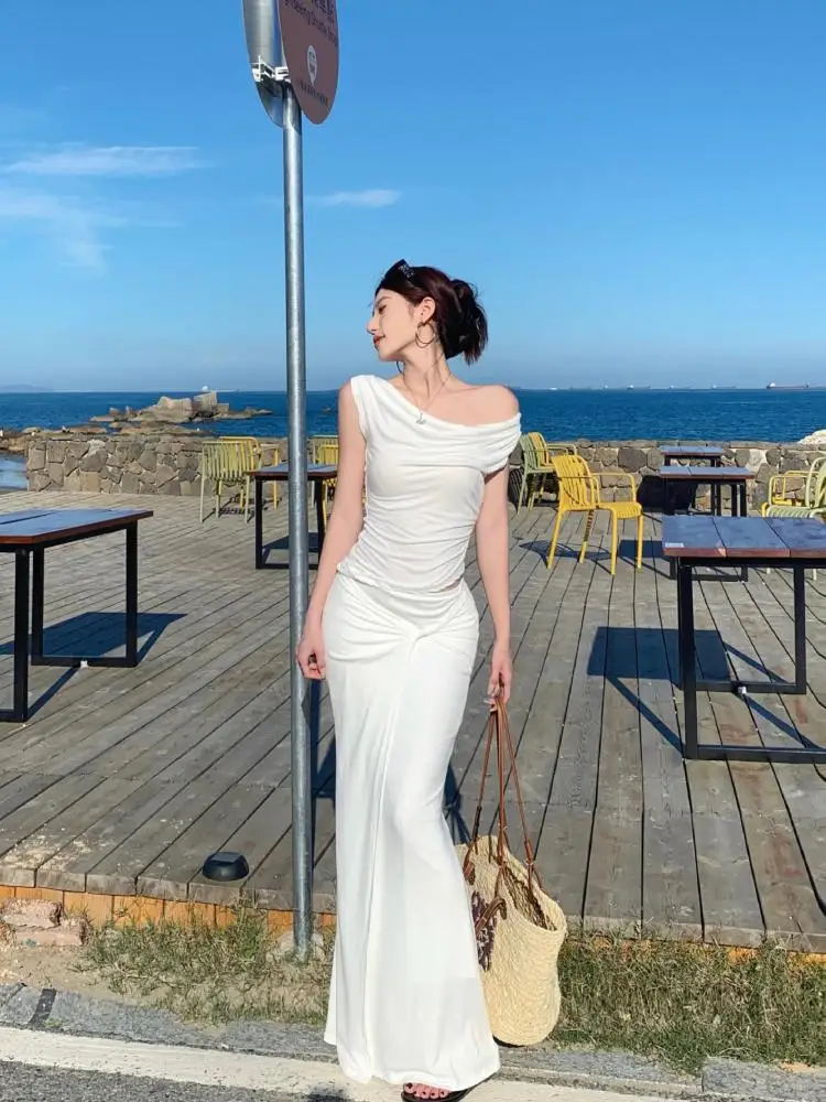 

Летние женские комплекты из двух предметов для пляжного отдыха, белые короткие топы с наклонными плечами и плиссированная длинная юбка с высокой талией, мода 2025 года, популярная