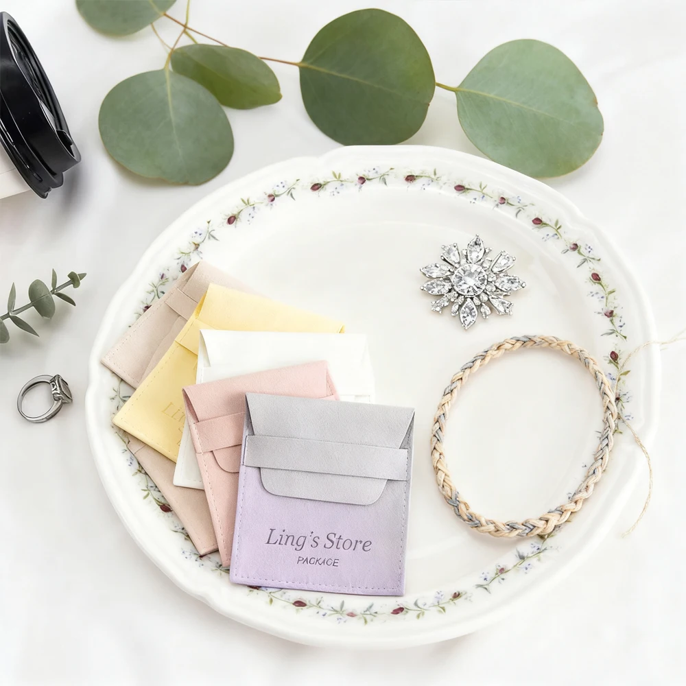 

50 шт. индивидуальный логотип, красочная полоска из микрофибры, подарочная сумка 12x12 см, бархатный мешок с клапаном, 10x10 см, замшевые мешочки, 8x8 см, карман для конверта