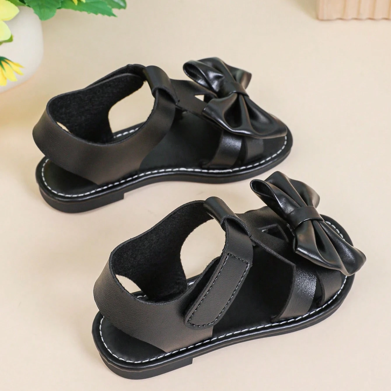 Mädchen-Sandalen aus weichem Leder mit süßer Schleife, Neu 2026, Sommer-Kleinkind-T-Riemen-Strandsandalen, rutschfest, schlicht, Prinzessinnen-Party-Sandalen für Mädchen – Detail 4