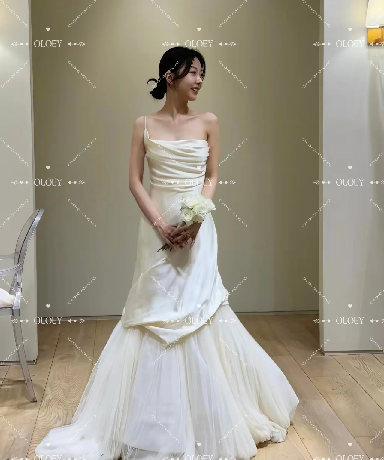 BOMP フェアリーティアードウェディングパーティードレス ワンショルダー アイボリーサテン 韓国風フォトシュート ブライダルレセプションガウン カスタムメイド 웨딩드레스