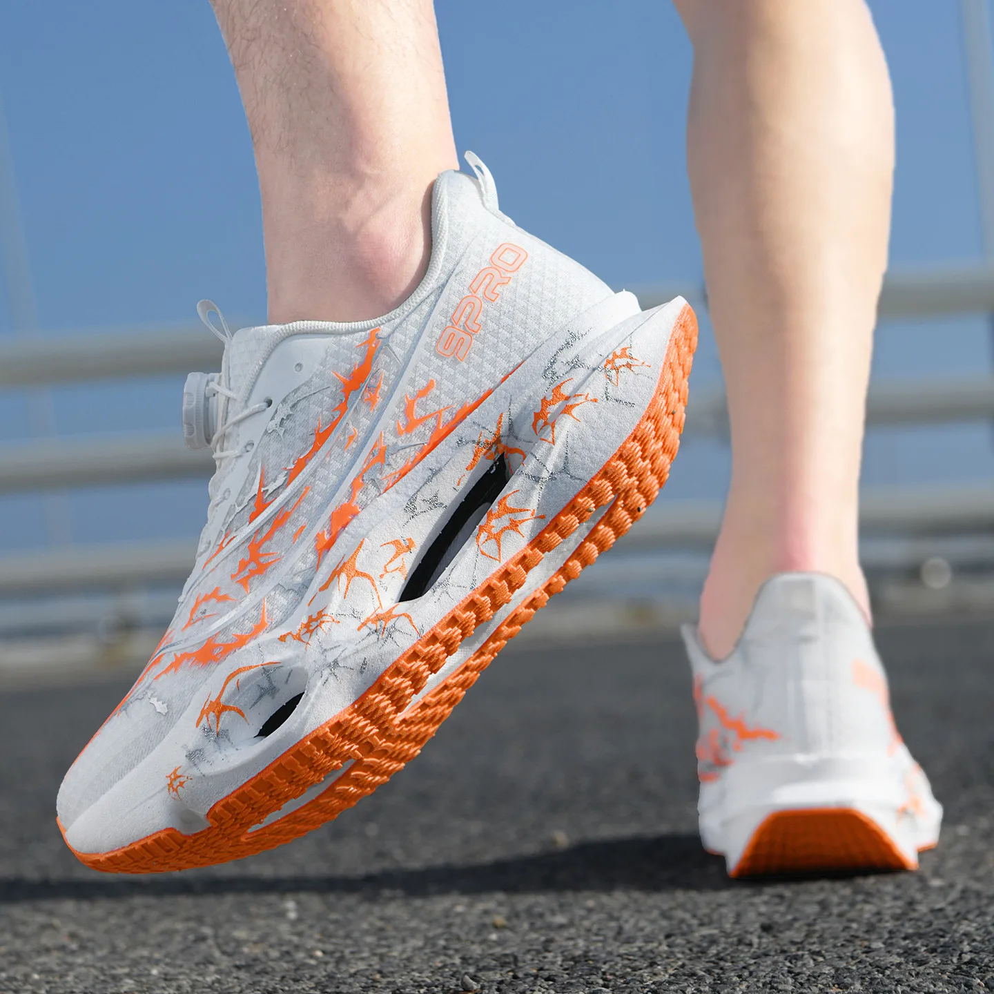 Herren-Laufschuhe, Tennisschuhe, trendige Laufschuhe mit Carbonplatte und Knopfverschluss für alle Jahreszeiten, personalisierte Sportschuhe mit Dornenmuster und atmungsaktivem Mesh-Material, Laufschuhe mit hohem Rückprall und dicker Sohle, rutschfest und abriebfest. – Detail 31
