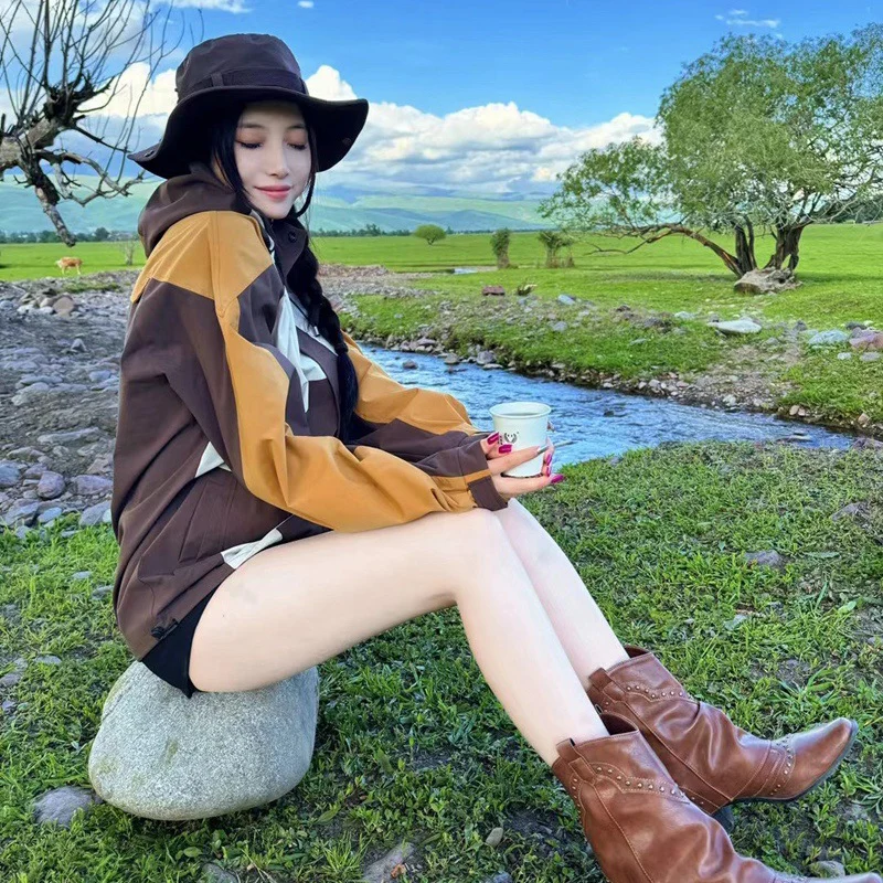 เสื้อแจ็คเก็ตแฟชั่นลายปะติดสำหรับผู้หญิง เสื้อแจ็คเก็ตกันลมมีฮู้ด มีกระเป๋า เหมาะสำหรับกิจกรรมกลางแจ้ง รุ่นใหม่ปี 2025 แบบซิป แจ็คเก็ตสปอร์ตสำหรับผู้หญิง