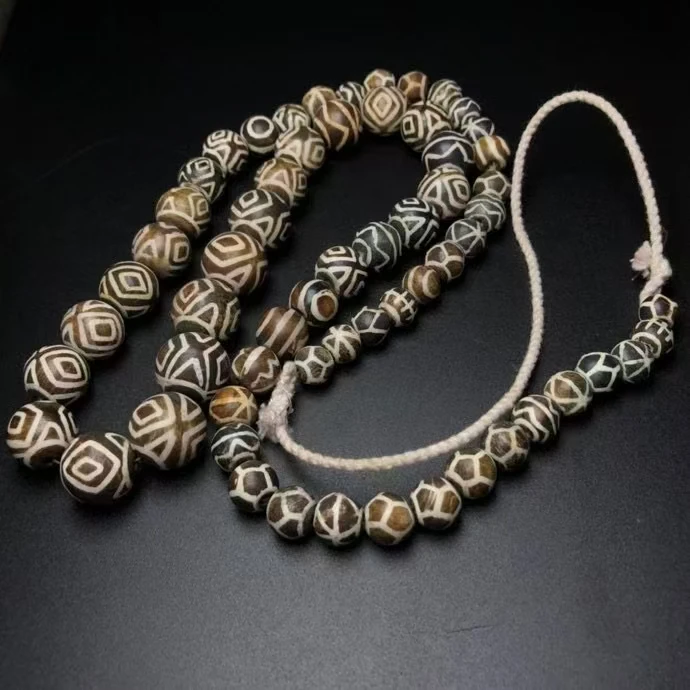 Tibetan region returns to West Asia with old craftsmanship, inlaid with weathered wood fossils, Tianzhu Buddha bead necklace