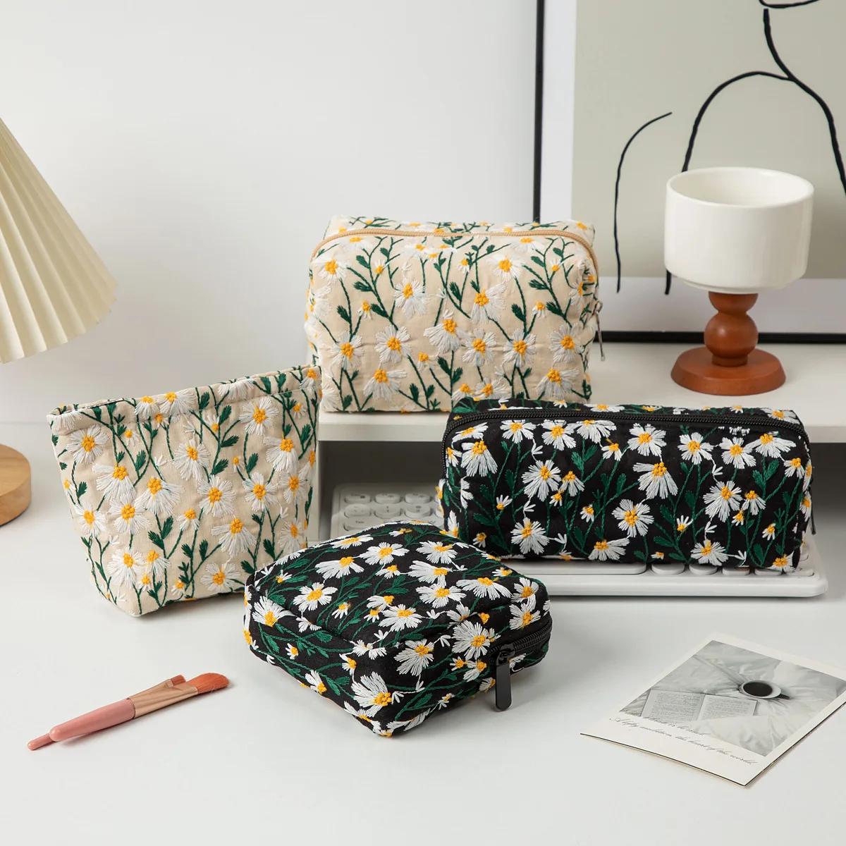 Embroidered Daisy Flower Floral Cosmetic Bag Portable Travel Bag Girl Makeup Bag Skin Care Storage Bag Toilet Bag Women