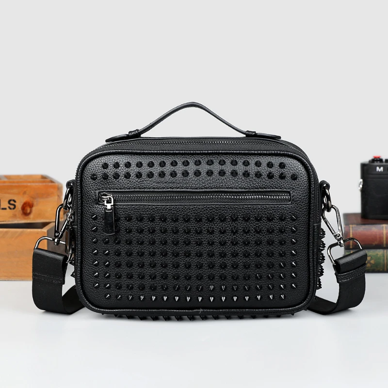 

Высококачественная мужская сумка с заклепками, роскошная маленькая квадратная сумка из искусственной кожи, широкий плечевой ремень, дизайнерская сумка на молнии, повседневная пригородная сумка