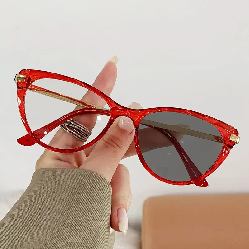 Fashion Retro Anti-Blue Light Photochromic Glasses Classic Cat Eye Triangle Eyeglasses Vintage Women Color Change Spectacles