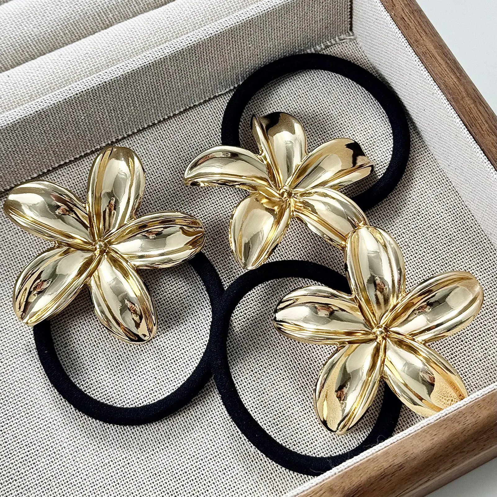 

Women Alloy Floral Hair Ties Simple Fairy Sweet Personality Gold/Silver Color Flower Rubber Hairbands Girls Hair Accessories