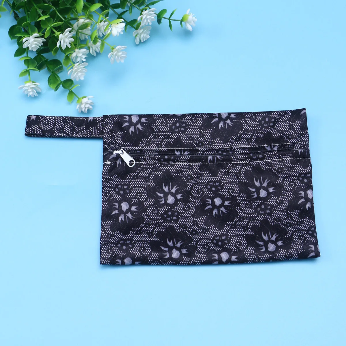 منشفة صحية كيس التخزين نسيج مقاوم للماء بولي PU حقيبة حفاضات صغيرة زهرة سوداء طباعة 14x18 سنتيمتر في الهواء الطلق مكتب سستة الحقيبة