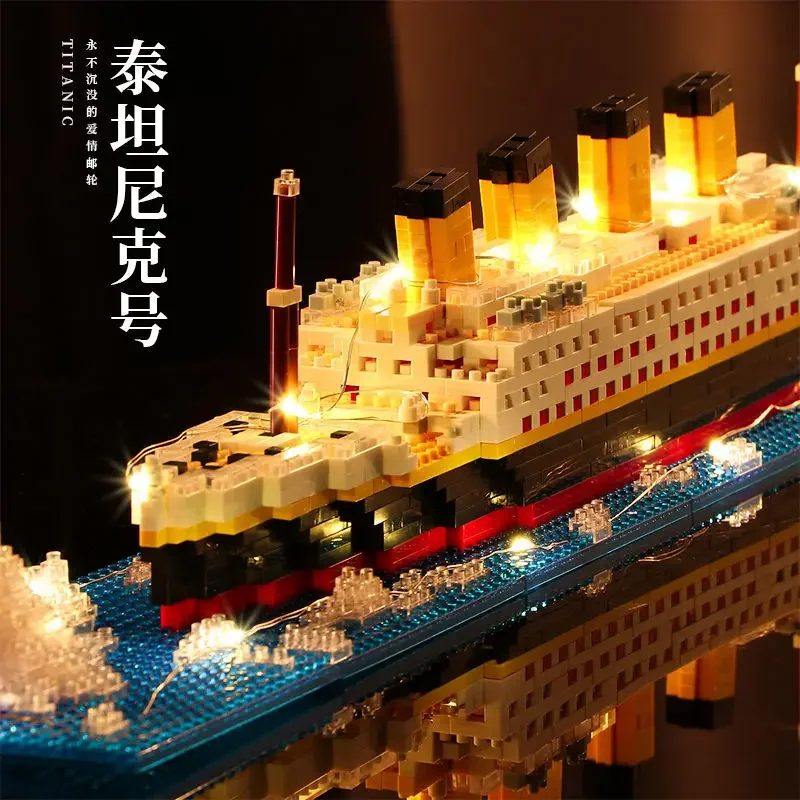 Hot Selling Gigantische Romantische Titanic Schip Model Kinderen Speelgoed Assemblage Bouwsteen Plastic Baksteen Met Licht Kinderen Speelgoed