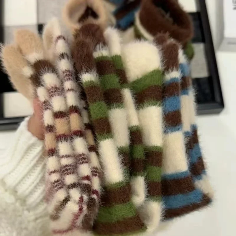 Warme Socken aus Nerzfleece für Herbst und Winter, koreanische Retro-Farbblock-gestreifte, verdickte Fleece-Socken in der Mitte der Wade für Mädchen