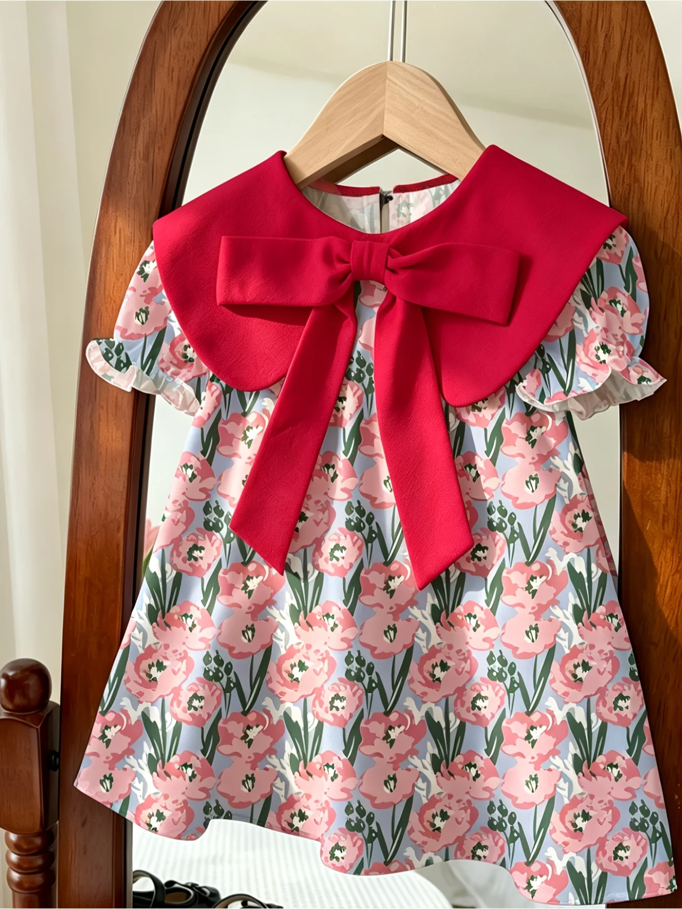 Lässiges Kleid mit Rundhalsausschnitt und kariertem Muster für Kinder, mit aufgesetztem Kragen, Schmetterlings-Schleife und kurzen Ärmeln. – Detail 15
