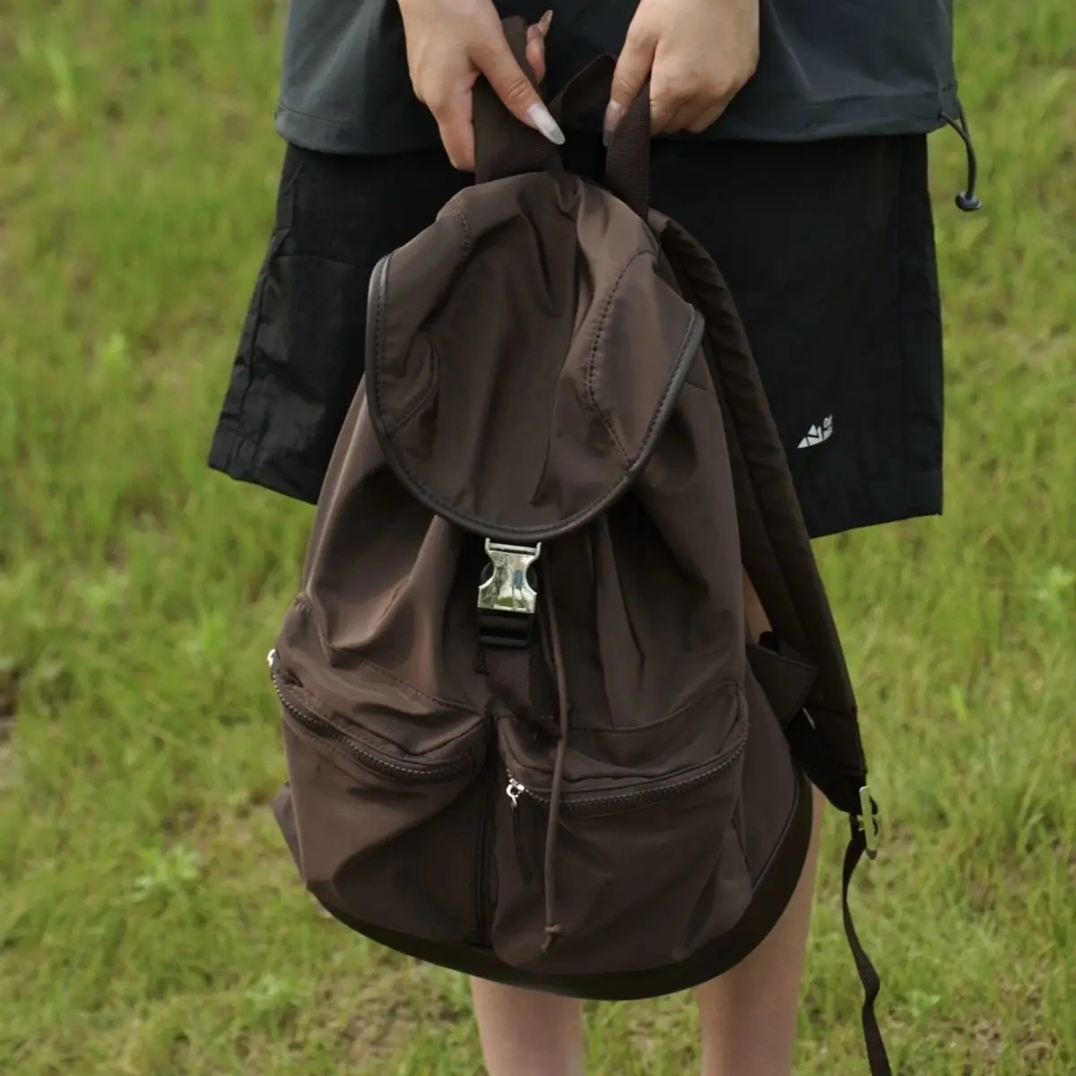 Mochila feminina preta com design de viagem, bolsa de computador de nylon leve e versátil para viagem, mochila de grande capacidade