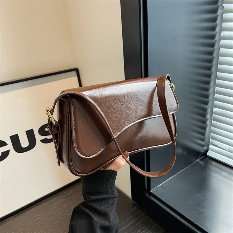 Pu cor sólida 2024 venda quente bolsa de ombro feminina fivela alta beleza moda crossbody saco macio simples commuter bolsa