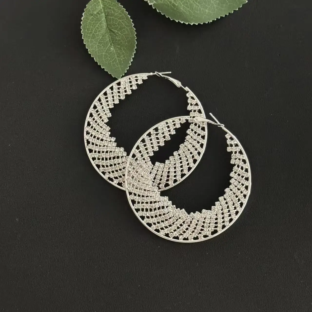 European and American popular exaggerated full diamond circle earrings with a light luxury and high-end feel, simple earrings wi
