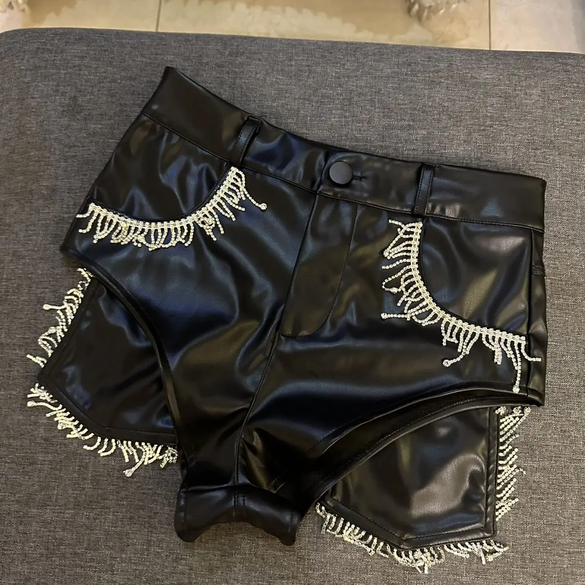 

Женские ультракороткие шорты из искусственной кожи с эффектом бриллиантов, новинка 2026 года