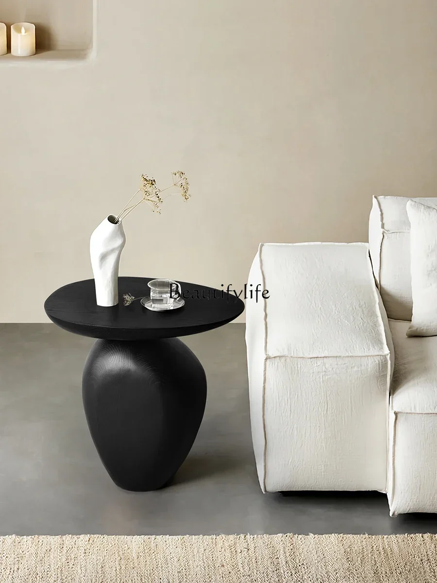 غرفة معيشة إيطالية راقية وبسيطة، وطاولة قهوة صغيرة، وأريكة من الخشب الصلب، وفن وابي سابي في العصور الوسطى #2