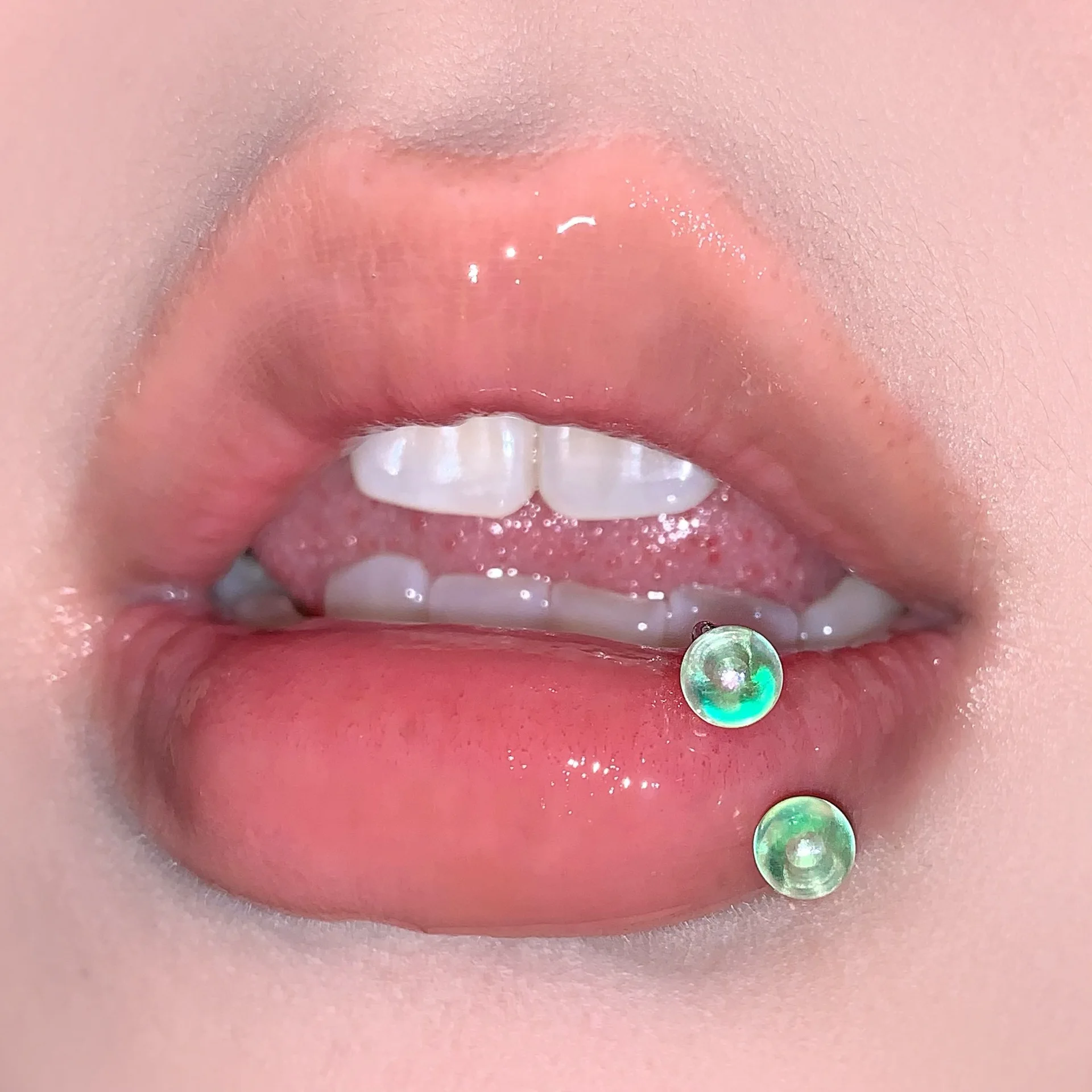 Fashionable and Personalized Acrylic Iridescent Laser Small Light Bulb Gradient Lip Ring Spicy Girl Party Piercing Accessory