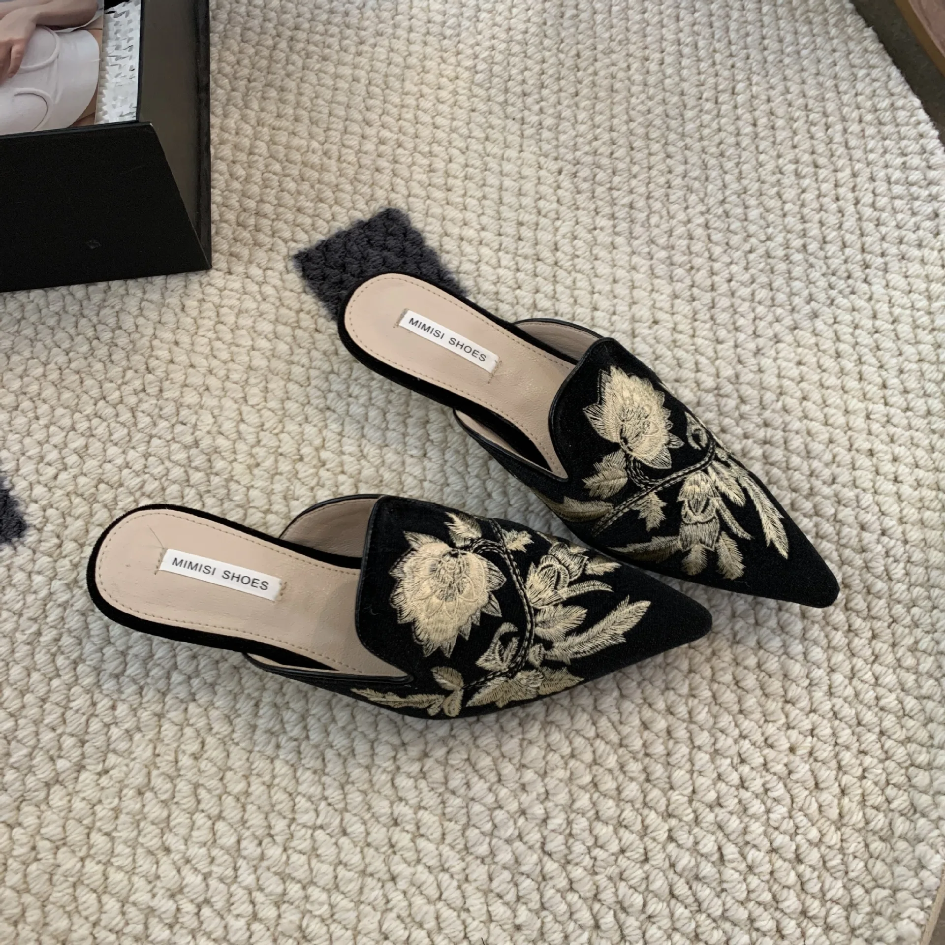 Slippers Women Summer Female Shoes Mules Sexy Cover Toe Luxury Slides Flower Low Flock 2024 Designer Flat Pointed Fashion Embroi