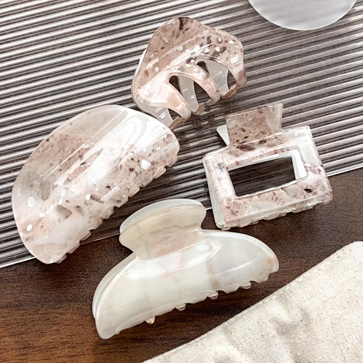 

2025 YHJ Elegant Light Color Hair Claw Korean Classic Style Medium Size Acrylic Hair Claw Clips Hair Accessories for Women Girls