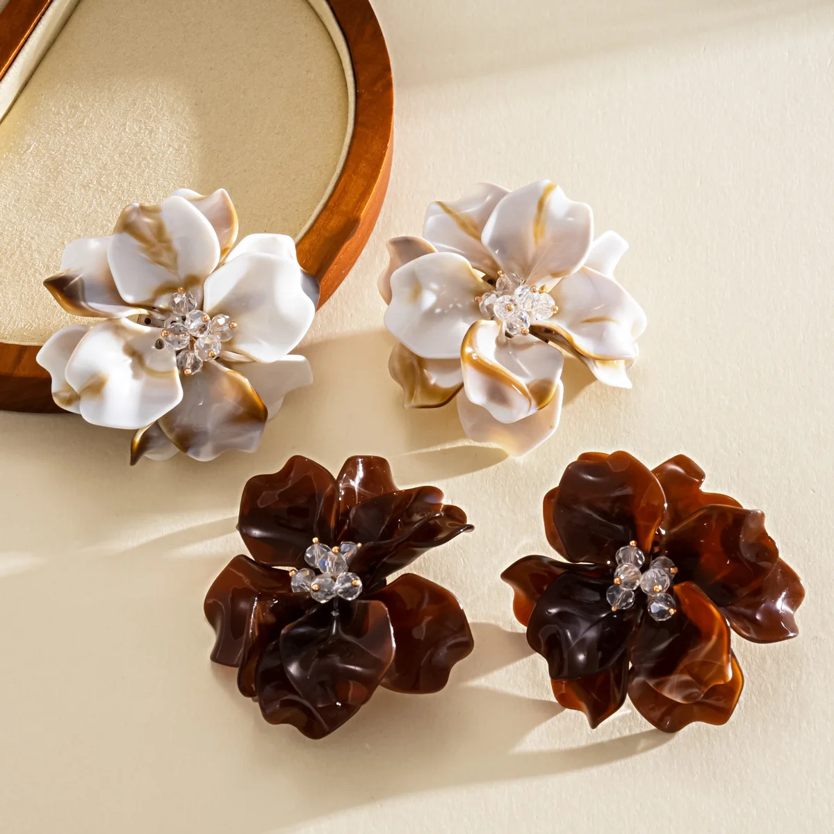 Large Vintage Resin Flower Stud Earrings for Women Transparent Glass Beaded Center Stamen Ear Studs Evening Banquet Jewelry K