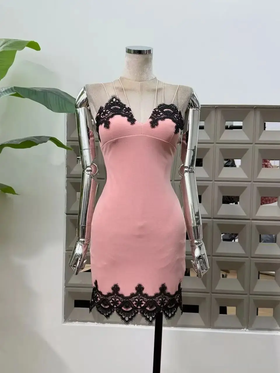 Sexy cinghie di pizzo canotta abiti da donna scollo a V senza maniche a vita alta aderente dolce unico abbigliamento da donna vestito da festa abiti