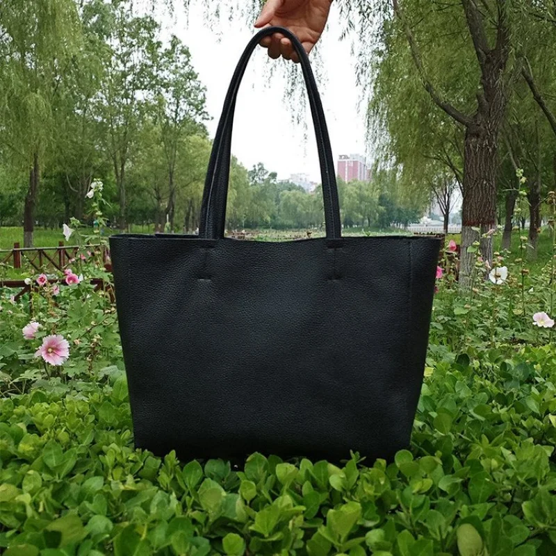 

Классическая простая женская сумка-мессенджер высокого класса из винтажной кожи с модным логотипом и пригородным использованием