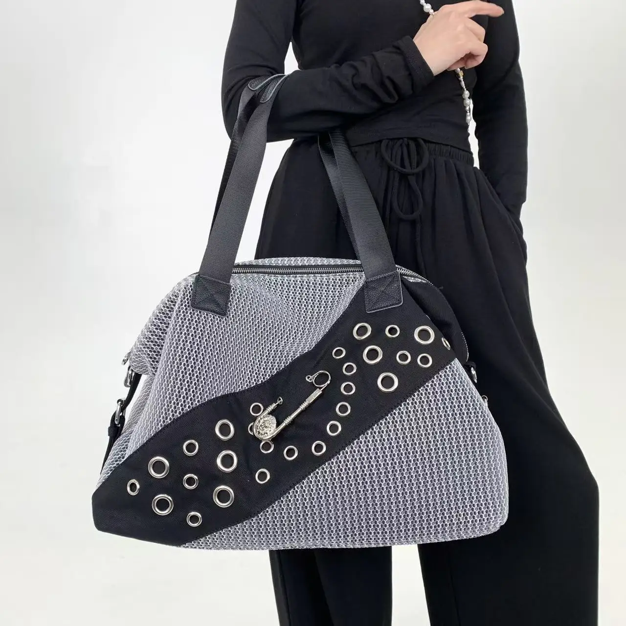 

Y2K Women's Street Personalized Millennium Spicy Girl Tote Bag with Pin Splicing Large Capacity Single Shoulder Crossbody Bag